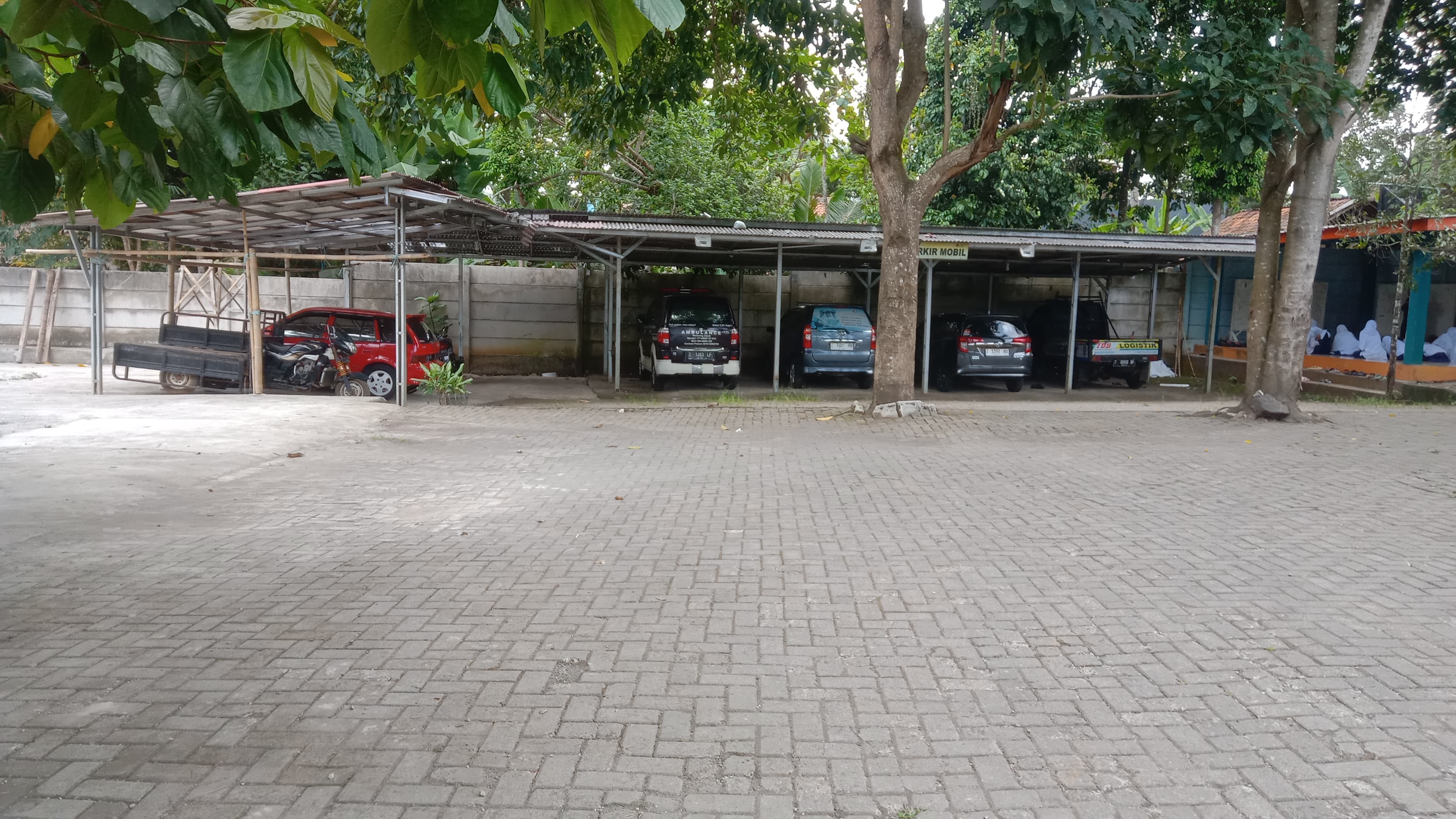 Area Parkir Depan