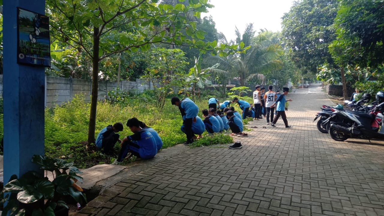 SMP Islamic Leader School Clean Up Day
