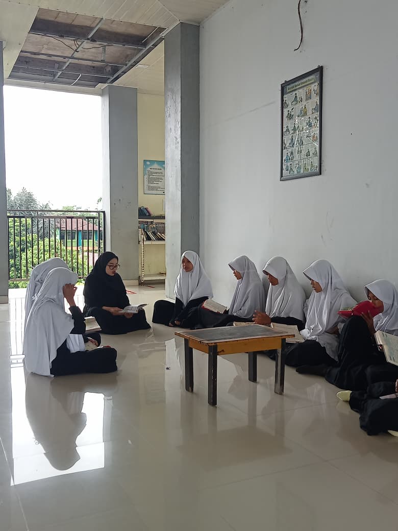 Tasmi Hari Jumat: Membiasakan Jiwa Qurani di SMP Islamic Leader School