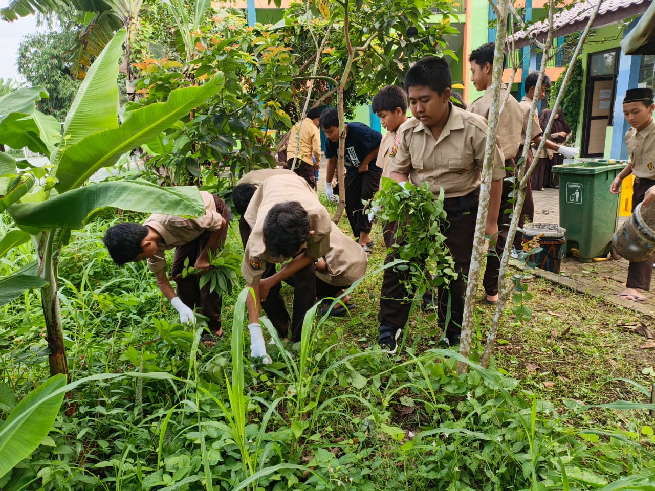 Clean Up Day "Kamis Bersih" di SMP Islamic Leader School: Menumbuhkan Sikap Positif Siswa Peduli Lingkungan